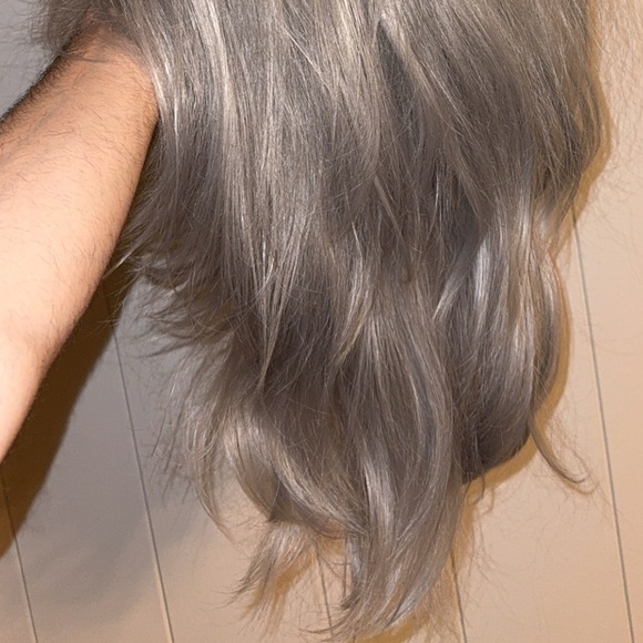 Long Wavy Ombré Gray Wig - Picture 2 of 4